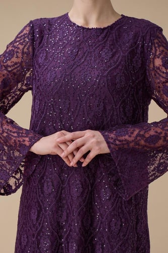 فستان طويل بنفسجي من الدانتيل المطرز