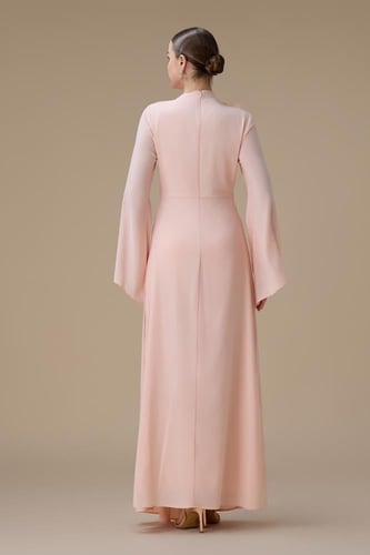 فستان طويل وردي فاتح بتفصيل زهرة أنيق