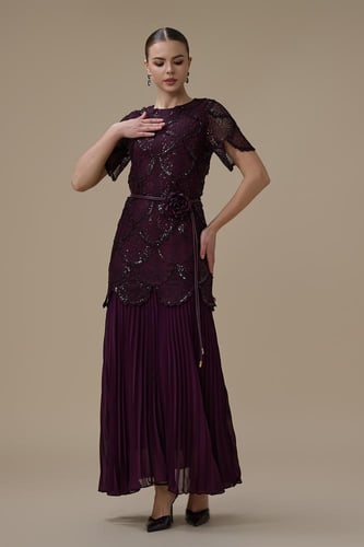 فستان دانتيل عنابي بتنورة بليسيه أنيقة