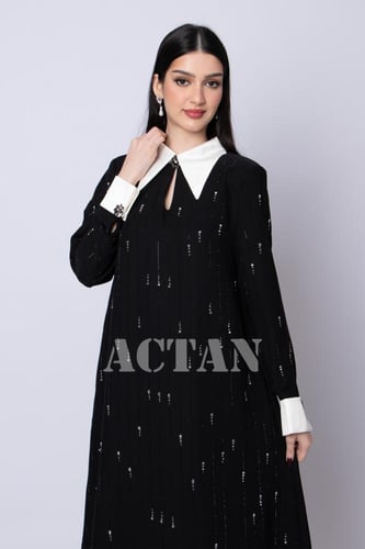 فستان ماكسي بياقة مطوية بيضاء لون اسود