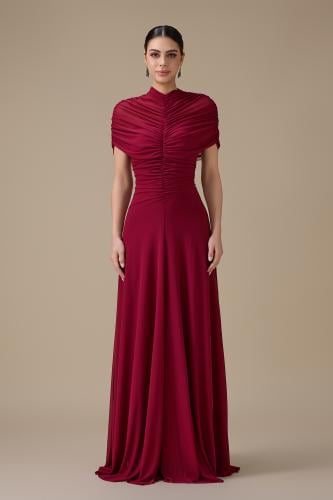 فستان طويل أحمر بياقة بتصميم أنيق