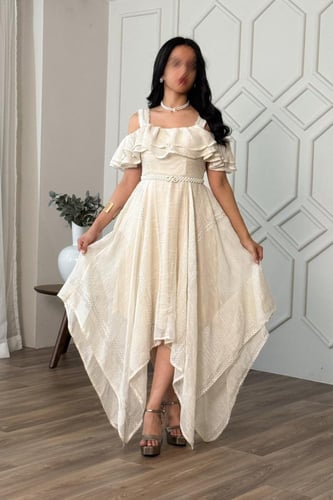 فستان بأكتاف مكشوفة غير متساوي الطول