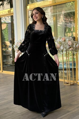 فستان مخملي بأكمام جوبير مزين بالكريستال لون اسود