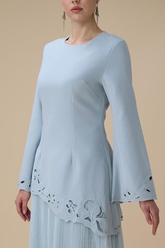 فستان طويل ازرق بطبقتين بتصميم ناعم