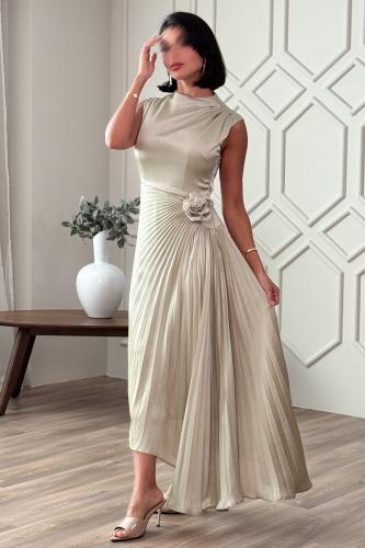 فستان بكسرات مزين بأبلكية ورد لون اخضر فاتح