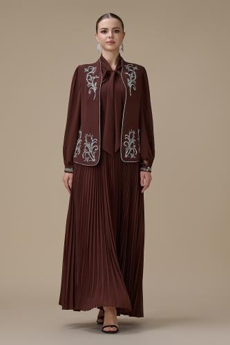 فستان بني من قطعتين بليسيه بتطريزات فاخرة أنيقة