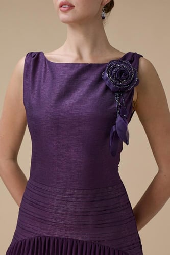 فستان طويل بنفسجي بليسيه بقصة انيقة