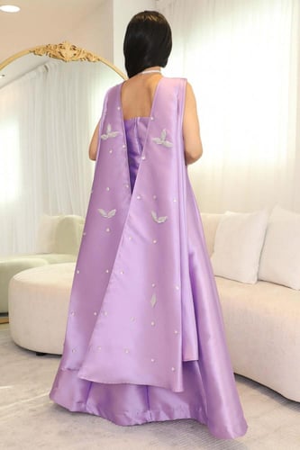 فستان سهرة بأكمام كيب مزينة بالكريستال لون لافندر