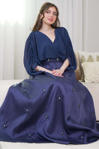 فستان طويل درابيه مزين بالؤلؤ لون كحلي