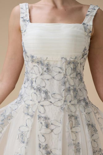 فستان قصير بتطريز رصاصي وتنورة تول شفافة