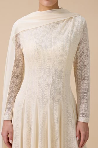 فستان طويل بيج بوشاح كتف