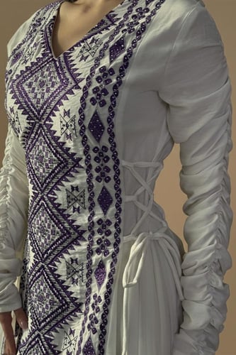 جلابية طويلة أبيض بتطريز تراثي