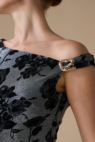 فستان فضي طويل بلمعة