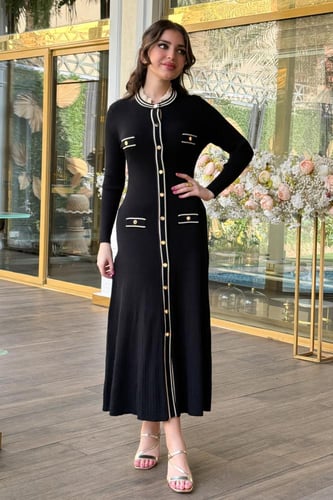 فستان ميدي بحياكة مضلعة مزين بأزرار لون اسود