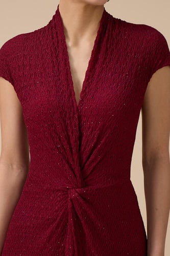 فستان برغندي طويل بقصة ملتفة