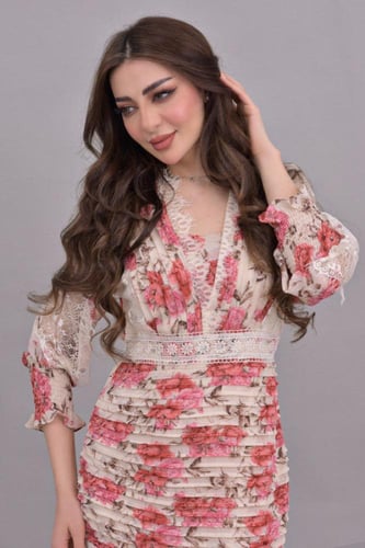 فستان مورد بتصميم مقسم بدانتيل