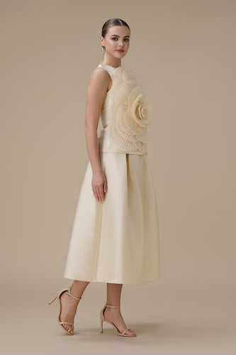 طقم بيج بتصميم وردي ثلاثي الأبعاد وتنورة واسعة