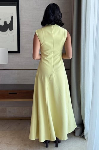 فستان ماكسي ضيق مزين ببروش ورد لون اخضر