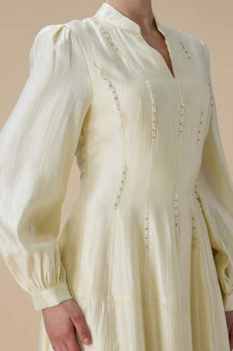 فستان سكري طويل بتطريز ناعم