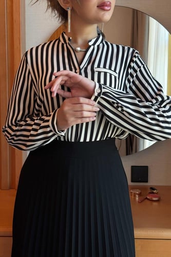 قميص بأزرار مقلم لون اسود