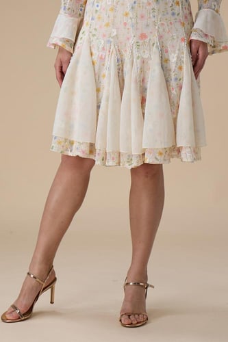 فستان بيج قصير مزهر بأكمام طويلة وكشكش