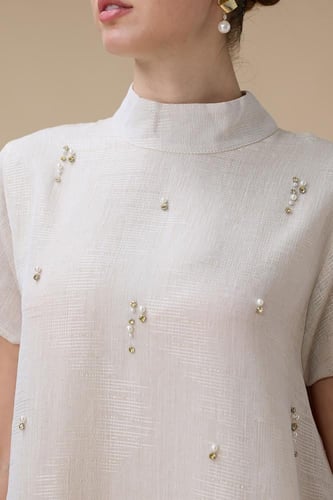 جلابية طويلة بيج أنيقة بتطريز لؤلؤ ناعم