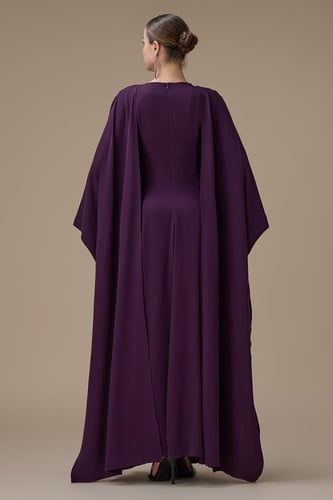 فستان طويل بنفسجي بأكمام كيب