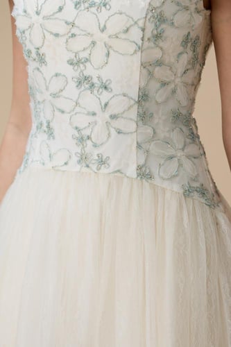 فستان قصير اخضر مطرز بالزهور مع تنورة تول