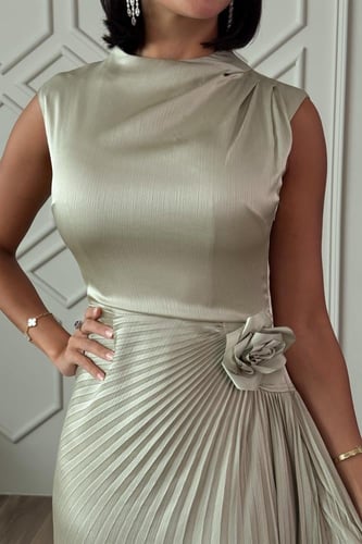 فستان بكسرات مزين بأبلكية ورد لون اخضر فاتح