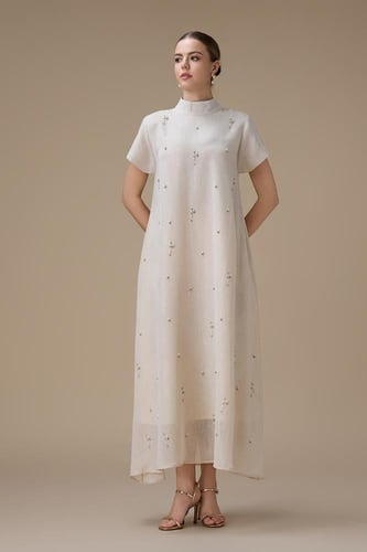 جلابية طويلة بيج أنيقة بتطريز لؤلؤ ناعم