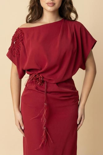 فستان ماكسي بكتف مزين بورد لون احمر