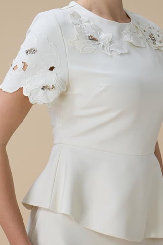 طقم تنورة ميدي سكري بتفاصيل زهور ثلاثية الأبعاد