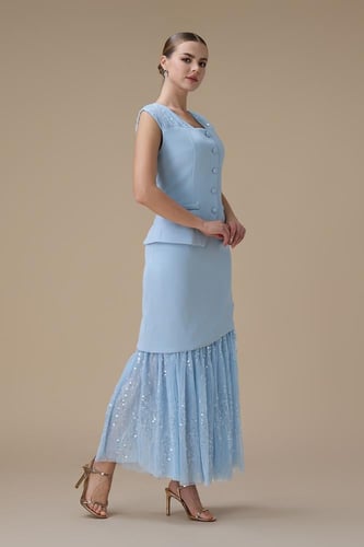 طقم أزرق فاتح بتنورة تول لامعة