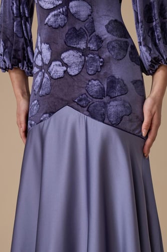 فستان موف طويل بنقوش زهرية