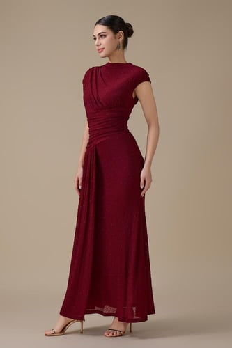 فستان طويل برغندي بثنيات جانبية