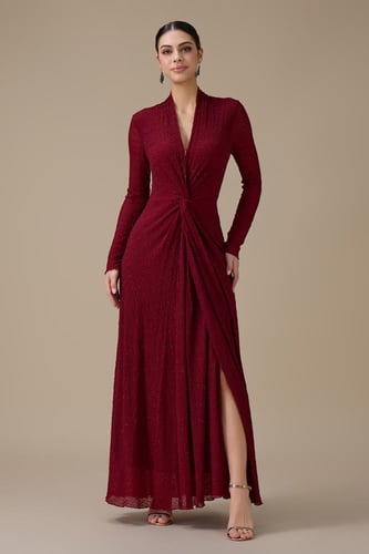 فستان احمر طويل بقصة ملتفة