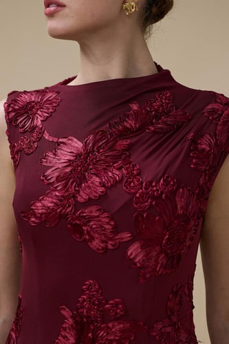 فستان برغندي طويل بتطريز زهري