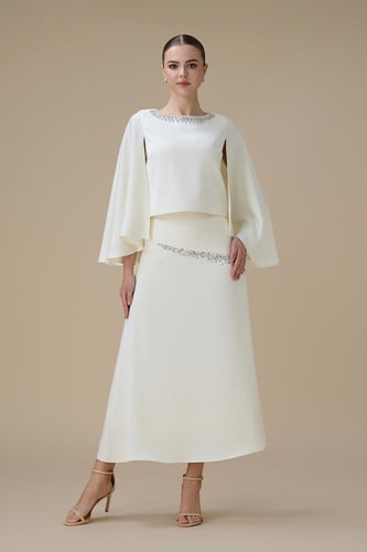 طقم سكري بتوب واسع الأكمام وتنورة ميدي بتفاصيل كري...