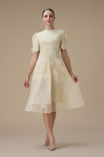 فستان قصير اصفر فاتح اورجانزا بأكمام قصيرة