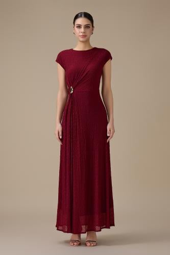 فستان طويل برغندي بتفصيلية جانبية