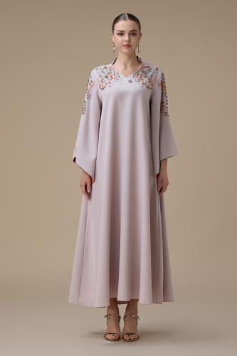 جلابية طويلة بتطريز فاخر وأكمام كلوش مبطنة