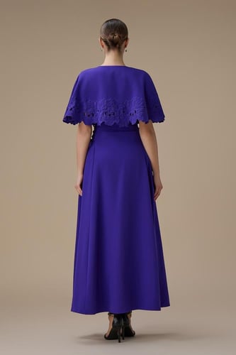 فستان بنفسجي طويل بكاب دانتيل أنيق