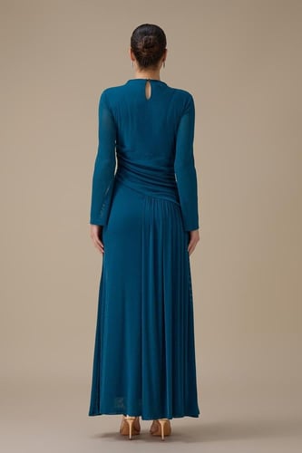 فستان طويل تركواز لامع بكسرات جانبية