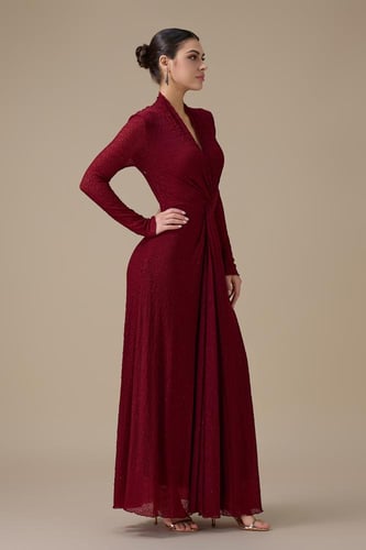 فستان احمر طويل بقصة ملتفة