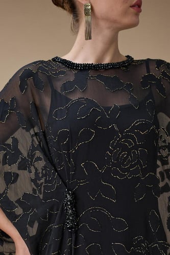 جلابية سوداء واسعة بتفاصيل لامعة