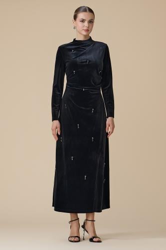 فستان أسود ماكسي مخملي بأحجار كريستالية