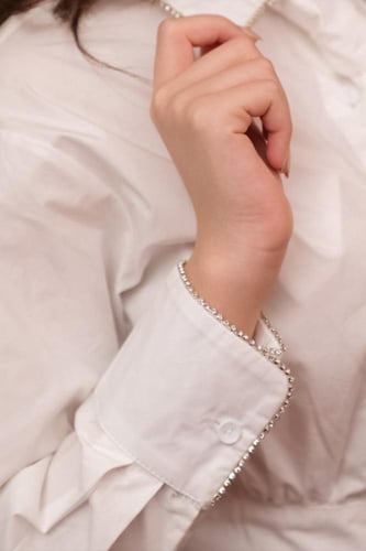 قميص بولين قصير بكرافته لون ابيض