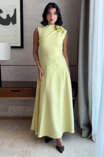 فستان ماكسي ضيق مزين ببروش ورد لون اخضر