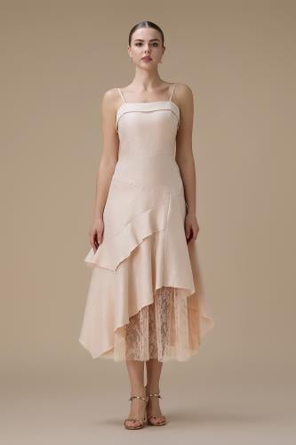 فستان ميدي مشمشي بحمالات رفيعة بطبقات مع دانتيل