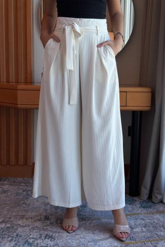 بنطلون طويل بقصة مستقيمة لون ابيض